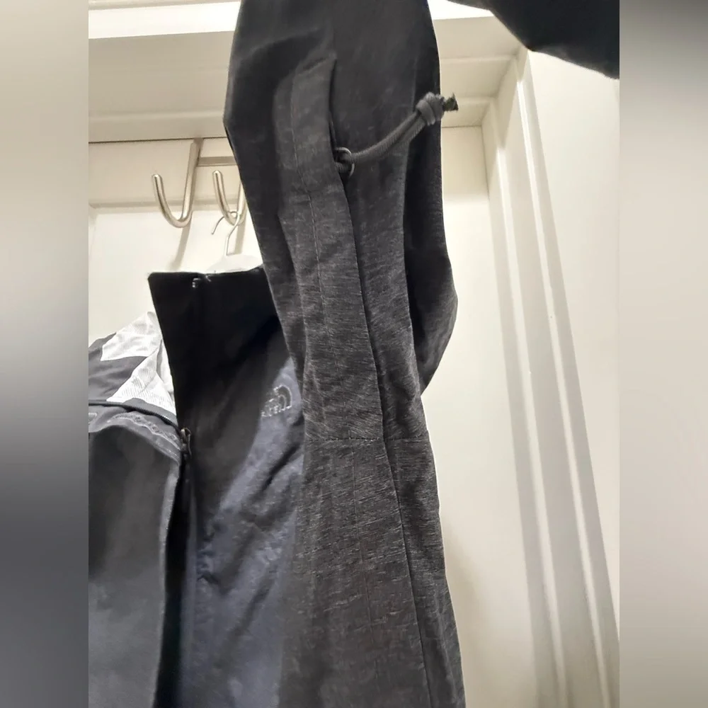 North Face. Women’s Dryvent Rain Jacket. Dark Gray Heather. Size Small._13